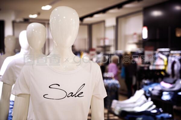 衣服和零售商店景觀,帶T恤的商店